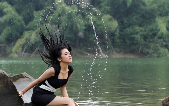 Mädchen mit nassen Haaren im Wasser