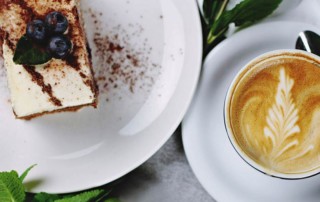 Cappuccino mit Heidelbeer Cheesecake