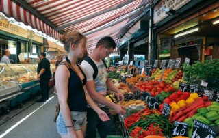 Junges Paar auf dem Wiener Naschmarkt