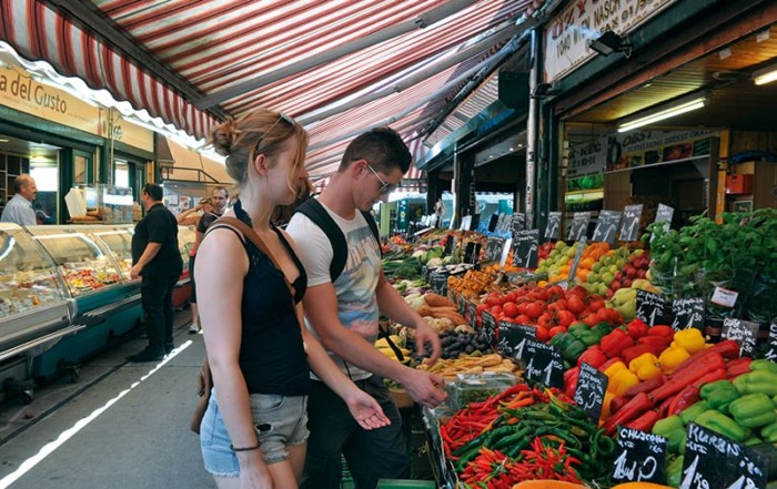 Junges Paar auf dem Wiener Naschmarkt