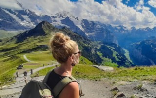 Frau sieht in die Ferne über eine Berglandschaft