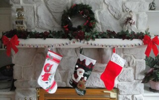 Christmas Socks. weihnachtliche Socken an einem Kamin