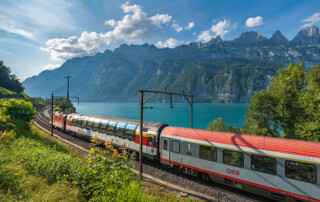 ÖBB Zug in der Schweiz mit Bergen und dem Walensee im Hintergrund